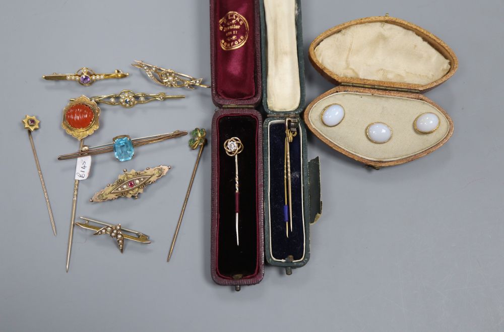 Mixed jewellery including four yellow metal and gem set stick pins, six assorted bar brooches including 15ct etc.
